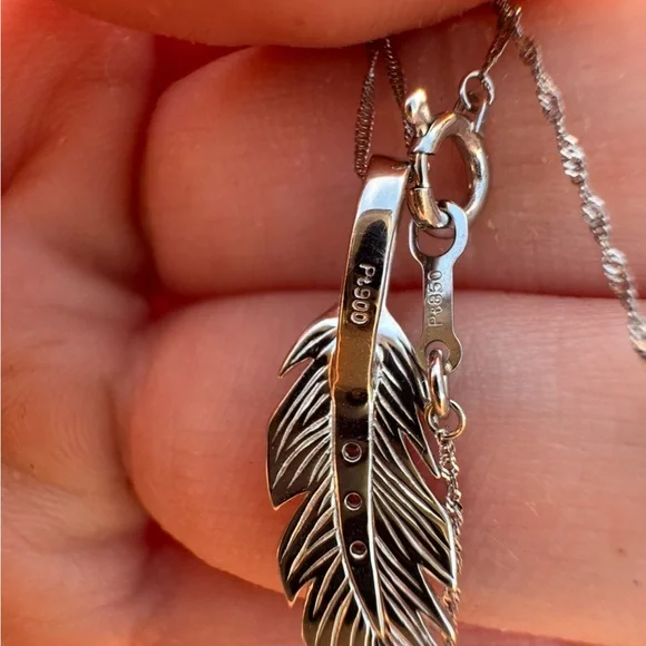 Solid platinum genuine diamond leaf/feather necklace high end- - emergency sale - Picture 4 of 13